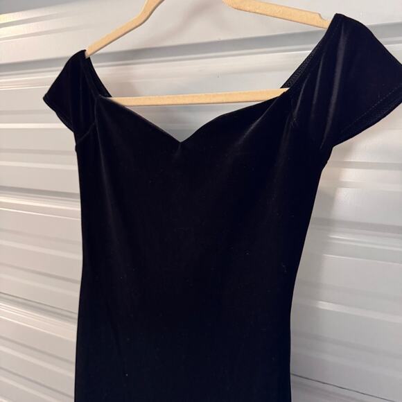 Boohoo Black Velvet Off-Shoulder Bodycon Midi Dress - Picture 4 of 9